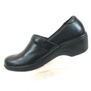 clarks nursing clogs